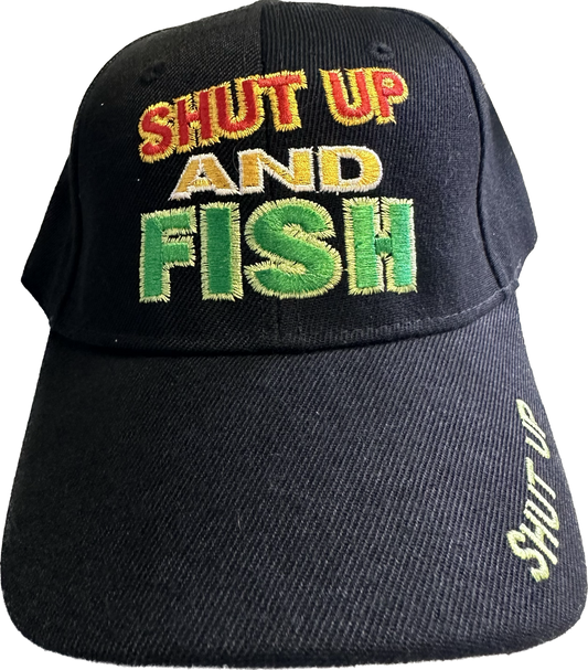 Sombrero negro de cállate y pez